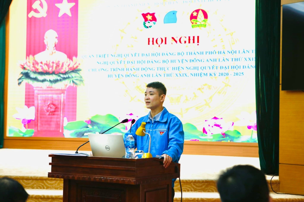 Đồng chí Thịnh Vinh - Bí thư Huyện đoàn Đông Anh báo cáo tại hội nghị.