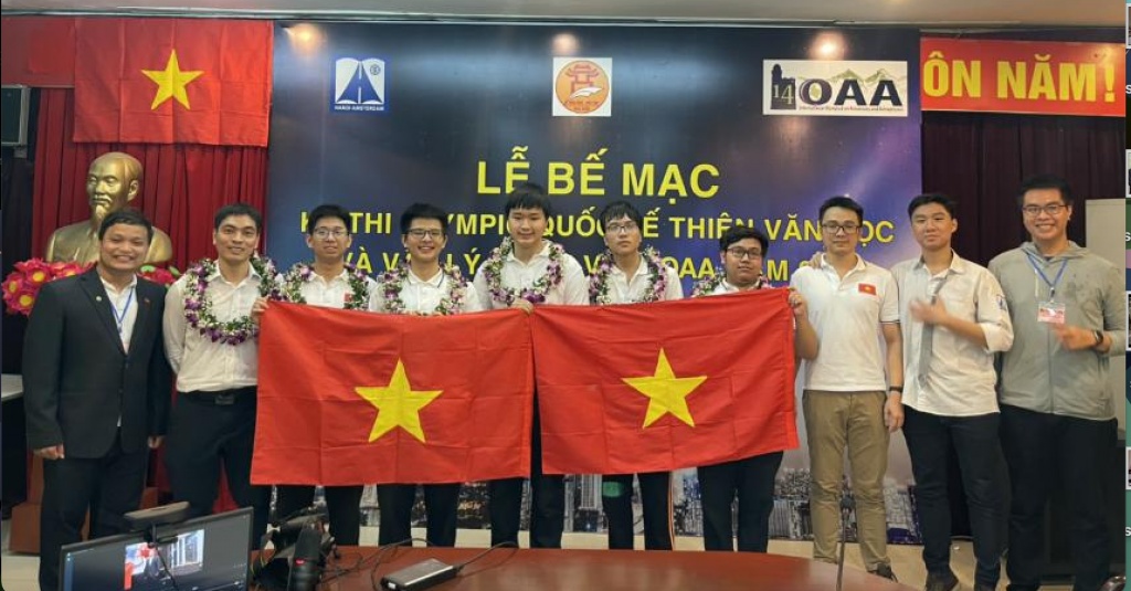 Nhóm học sinh lớp 12 Lý 1, Trường Trung học phổ thông Chuyên Hà Nội – Amsterdam đã làm nên chiến thắng