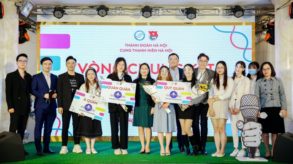 Đại biểu, ban giám khảm khảo chụp ảnh kỉ niệm sau cuộc thi