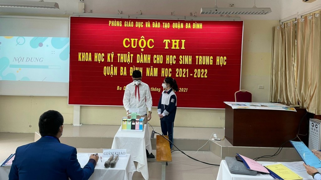 Học sinh trình bày về dự án khoa học của mình tại cuộc thi