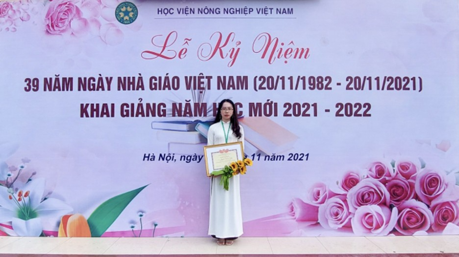 Hà Trang nhận danh hiệu Sinh viên xuất sắc năm học 2020-2021