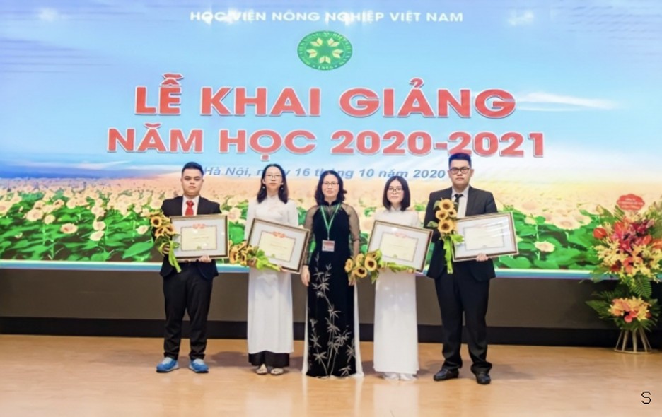 Hà Trang (thứ 2 từ trái sang) là một trong ba Á khoa Tuyển sinh đại học của Học viện Nông nghiệp Việt Nam năm 2020