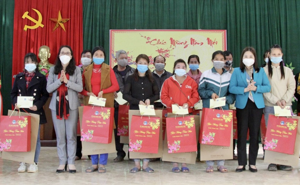 Đoàn công tác tặng quà tại UBND xã Khánh Hòa, huyện Lục Yên, Yên Bái