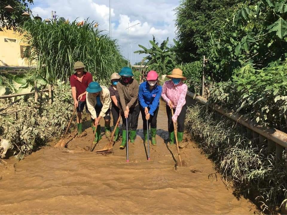 Đoàn viên, thanh niên Yên Bái hỗ trợ giúp dân sau những ngày lũ.