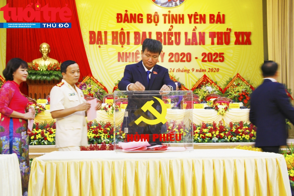 Trưởng ban Tổ chức Tỉnh ủy Yên Bái - Trần Huy Tuấn bỏ phiếu bầu