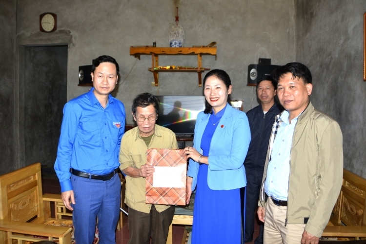 Tỉnh đoàn Thanh niên Yên Bái đã đến thăm, tặng 4 xuất quà cho gia đình Đảng viên lão thành cách mạng.