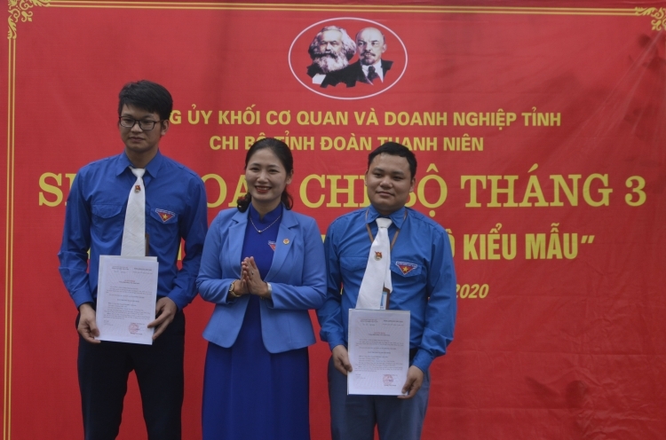 Đồng chí Đoàn Thị Thanh Tâm – Bí thư Chi bộ Tỉnh đoàn Thanh niên Yên Bái đã trao Quyết định công nhận đảng viên chính thức cho 2 đảng viên mới.