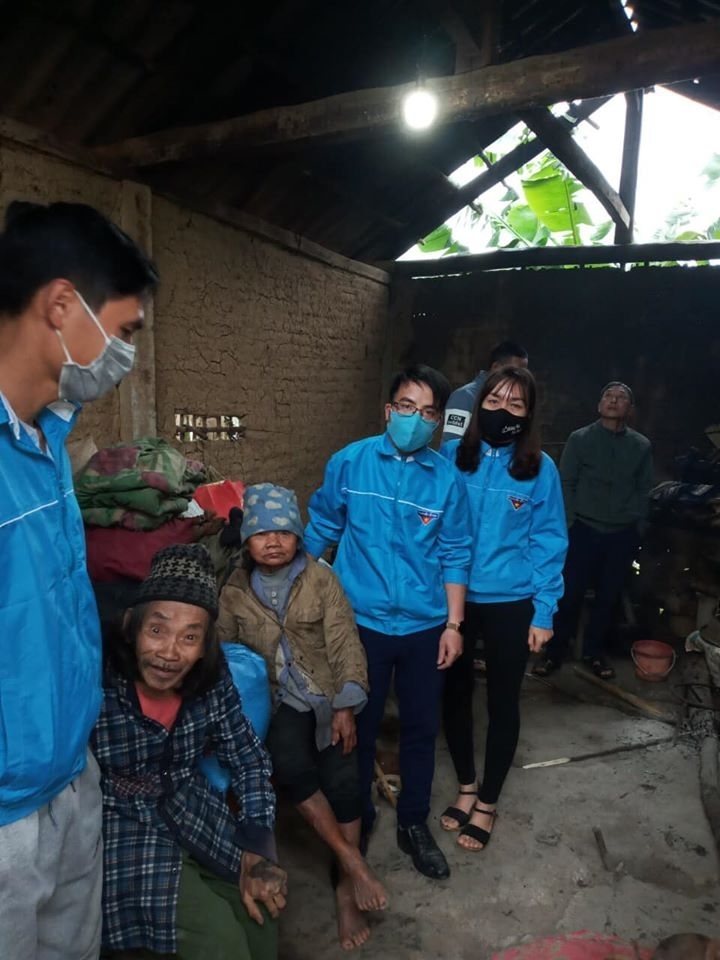 Đoàn viên, thanh niên huyện Văn Yên tới thăm hỏi tặng quà cho người nghèo.