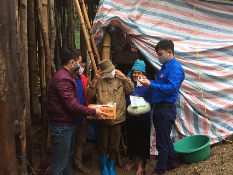 Huyện đoàn Trạm Tấu trao tặng gạo và thực phẩm cho người nghèo trên địa bàn.