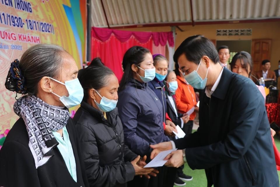 Trưởng Ban Tuyên giáo Tỉnh ủy Yên Bái trao quà cho hộ nghèo trong ngày hội Đại đoàn kết
