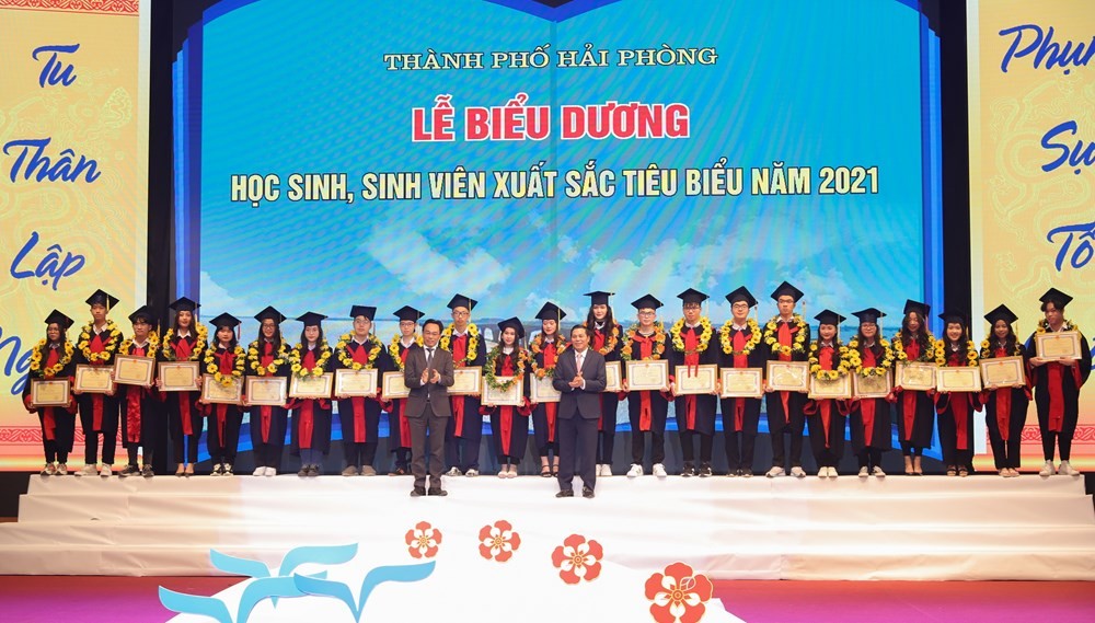 Lãnh đạo Bộ Giáo dục và Đào tạo và lãnh đạo thành phố tặng Bằng khen cho các em HSSV xuất sắc, tiêu biểu.