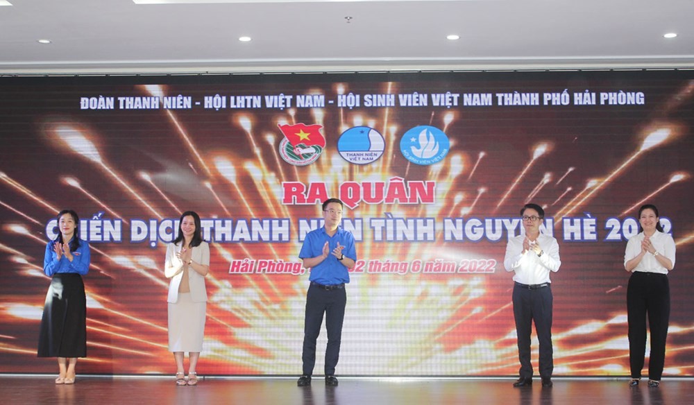 Các đại biểu làm Lễ khởi động ra quân Chiến dịch Thanh niên tình nguyện hè 2022