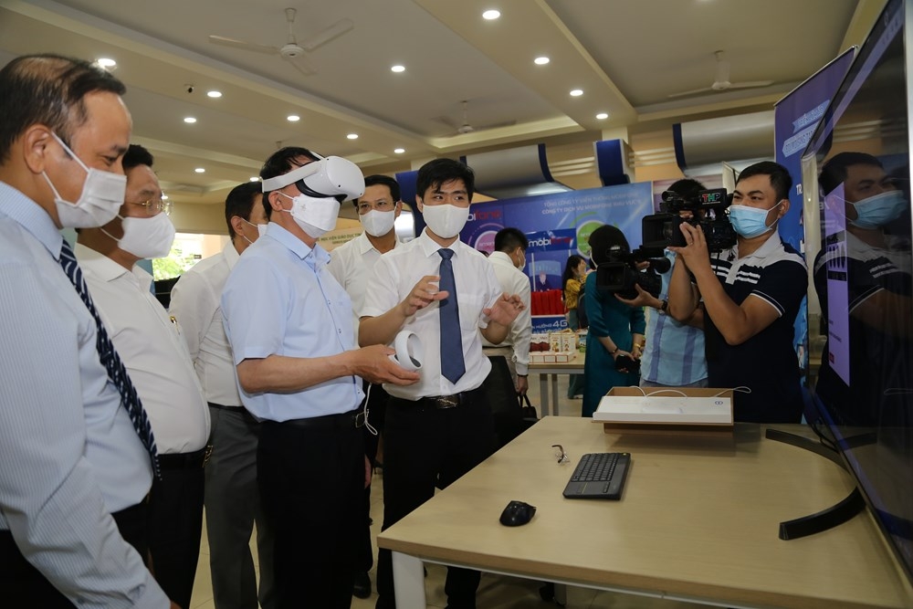 Lãnh đạo Bộ KH&CN và lãnh đạo thành phố trải nghiệm triển lãnh ảo bằng kính 3D