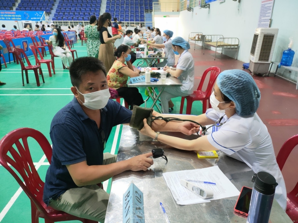ác cán bộ y tế Bệnh viện Kiến An tiêm văc-xin phòng dịch Covid-19 cho nhân dân