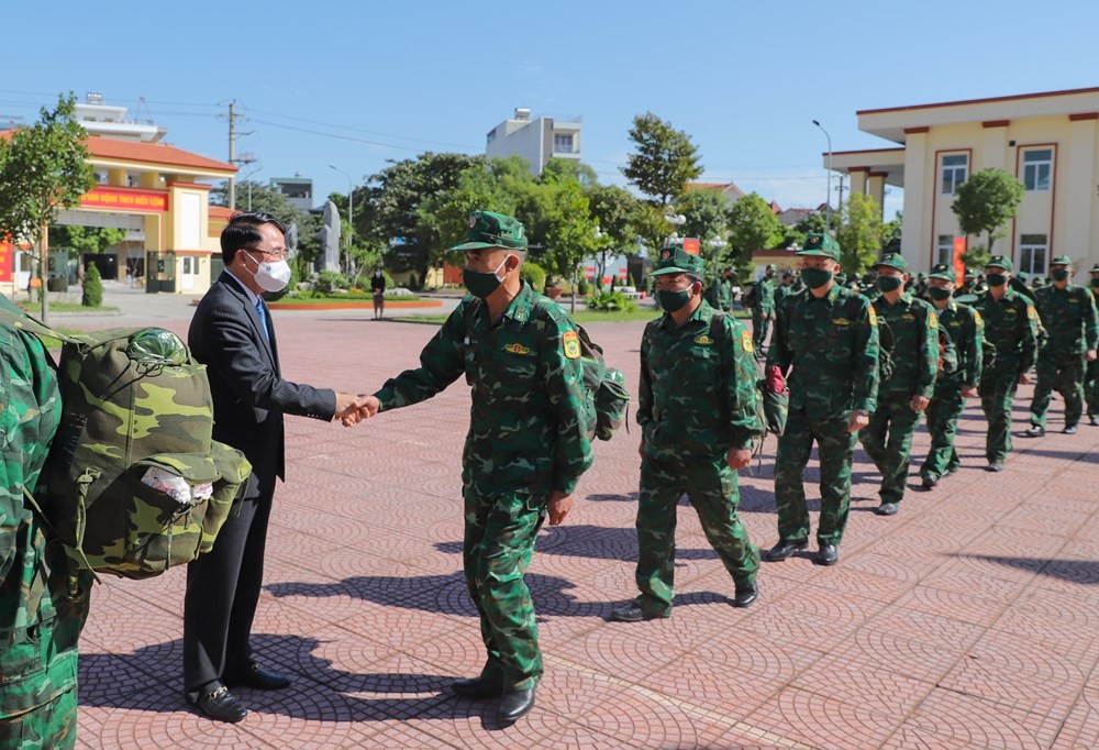 Lãnh đạo thành phố tiễn các cán bộ, chiến sỹ lên đường làm nhiệm vụ