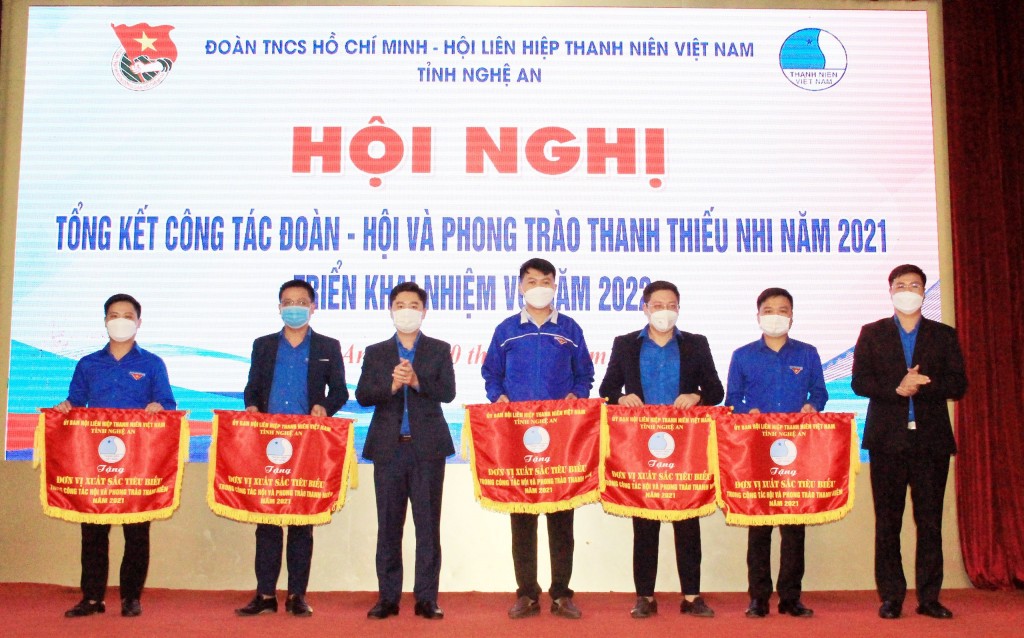 Tỉnh đoàn Nghệ An, Hội Liên hiệp thanh niên tỉnh nhận Cờ Thi đua đơn vị xuất sắc tiêu biểu