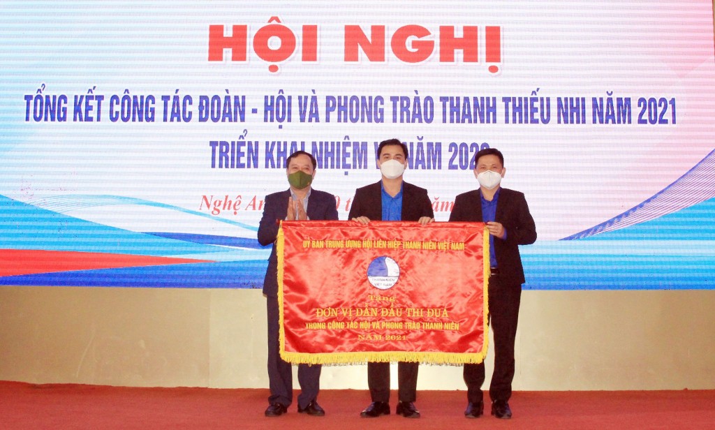 Tỉnh đoàn Nghệ An, Hội Liên hiệp thanh niên tỉnh nhận Cờ Thi đua đơn vị xuất sắc tiêu biểu