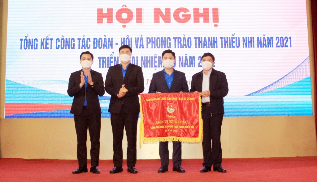 Tỉnh đoàn Nghệ An, Hội Liên hiệp thanh niên tỉnh nhận Cờ Thi đua đơn vị xuất sắc tiêu biểu