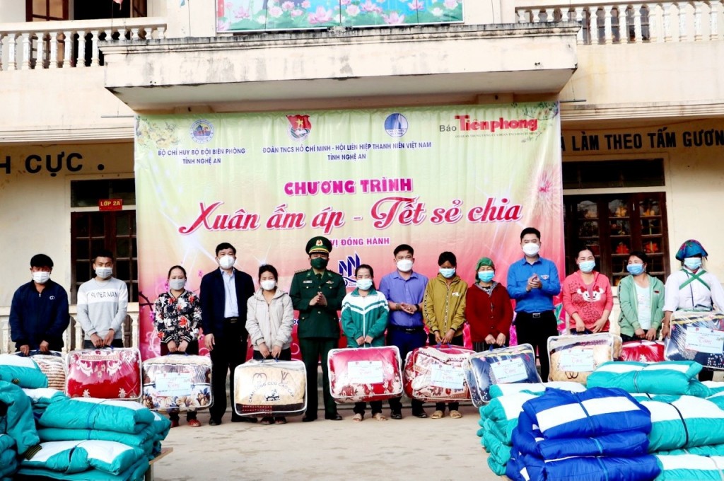 Tỉnh đoàn - Hội LHTN tỉnh Nghệ An tổ chức chương trình "Xuân ấm áp - Tết sẻ chia" năm 2022 tại huyện Kỳ Sơn Tỉnh đoàn - Hội LHTN tỉnh Nghệ An tổ chức chương trình "Xuân ấm áp - Tết sẻ chia" năm 2022 tại huyện Kỳ Sơn