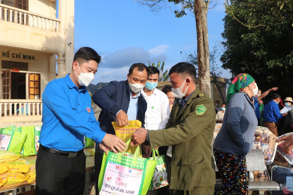 Tỉnh đoàn - Hội LHTN tỉnh Nghệ An tổ chức chương trình "Xuân ấm áp - Tết sẻ chia" năm 2022 tại huyện Kỳ Sơn