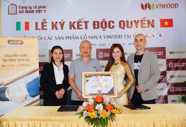         Hình ảnh: Trao giấy chứng nhận nhà phân phối độc quyền Tỉnh Sơn La