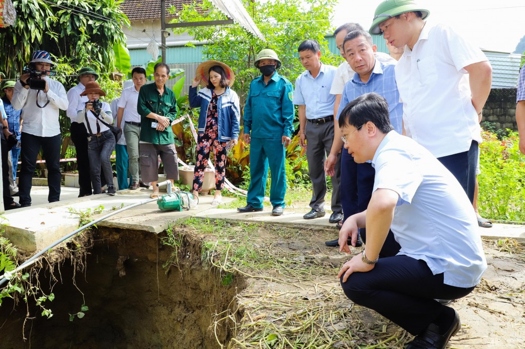 Một hố sụt lún ngay dưới nền nhà dân ở xã Châu Hồng vào rạng sáng ngày 26.5 vừa qua  K.H