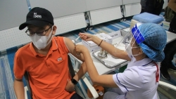 Nghệ An: TP Vinh tiêm vắc-xin cho khoảng 1.000 tiểu thương và ban quản lý các khu chợ