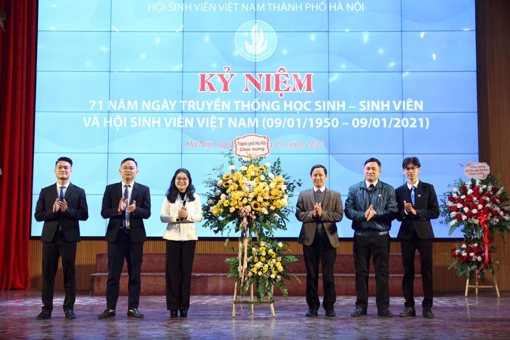 Đại diện lãnh đạo Thành uỷ Hà Nội tặng hoa chúc mừng Hội Sinh viên thành phố Hà Nội