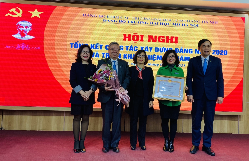 Tặng bằng khen cho tập thể lãnh đạo Đảng bộ nhà trường