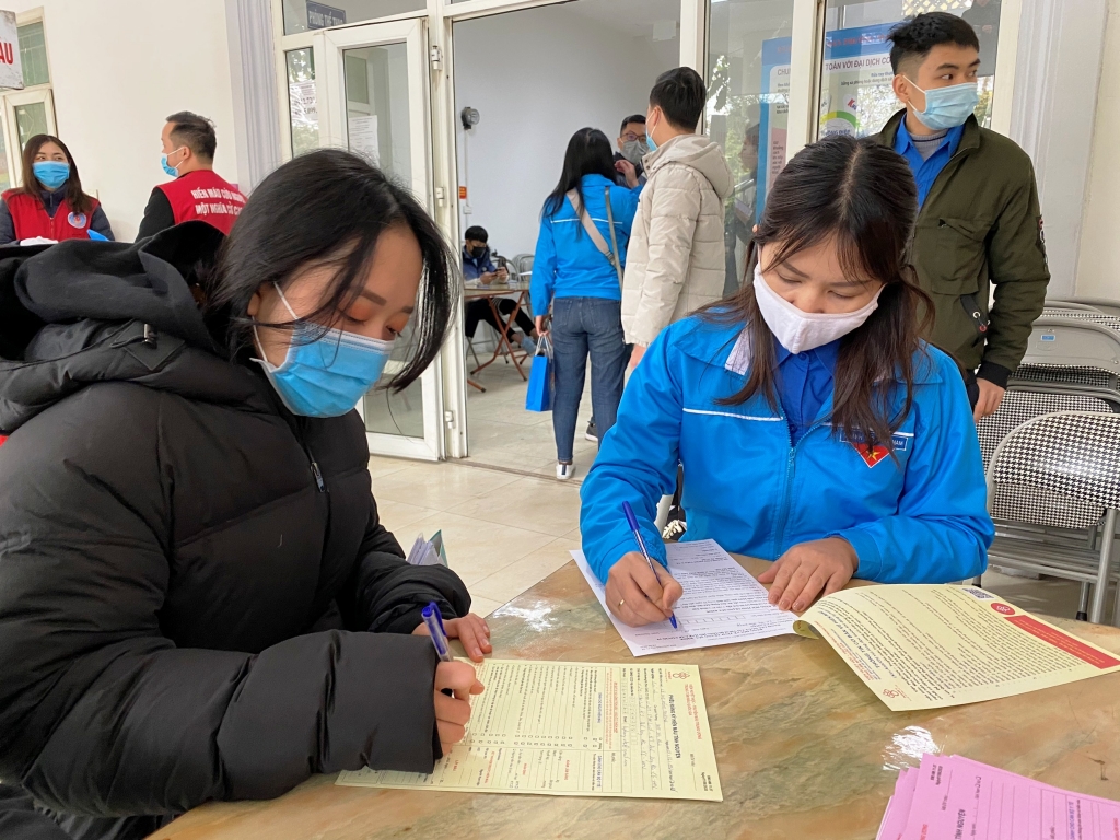 Bí thư Quận đoàn Cầu giấy Lê Thị Thu Trang (áo xanh) cùng đoàn viên, thanh niên đăng kí hiến máu