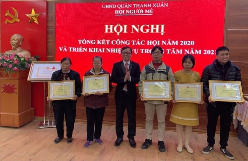 Anh Nguyễn Tiến Thành, Chủ tịch Hội Người mù quận Thanh Xuân trao khen thưởng tới các cá nhân tiêu biểu