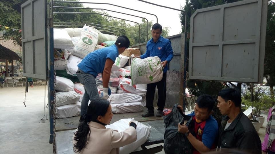 Thanh niên huyện Ứng Hoà vượt đường xa mang quà đến tặng đồng bào Lào Cai