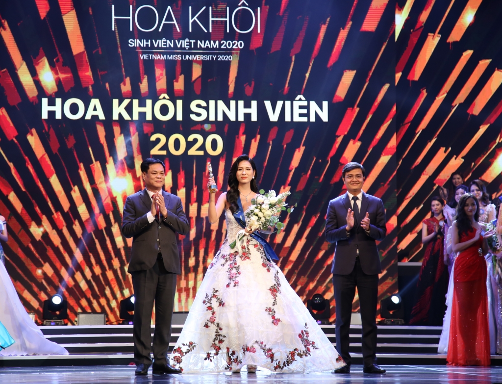 Các vị lãnh đạo trao thưởng cho thí sinh giành danh hiệu Hoa khôi sinh viên Việt Nam năm 2020