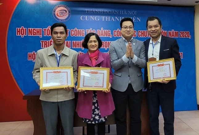 Thành đoàn Hà Nội trao bằng khen Chiến sĩ thi đua tới cán bộ, công chức, người lao động của Cung 