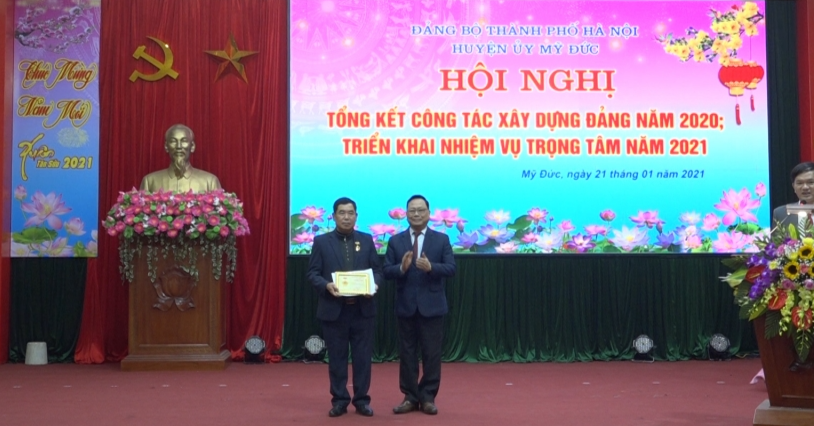 Đ/c. Nguyễn Kim Hoàng -  Phó Trưởng ban Thường trực Ban Dân vận thành ủy Hà Nội trao kỷ niệm chương cho đồng chí Vương Xuân Ái “Nguyễn Phó Chủ nhiệm UBKT xã Hồng Sơn”