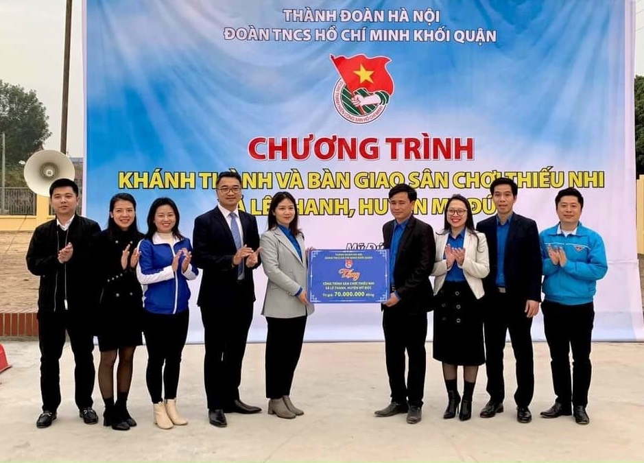 Góp phần quà tặng sân chơi thiếu nhi