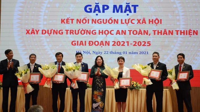 Thứ trưởng Bộ Giáo dục và Đào tạo Ngô Thị Minh trao tặng kỉ niệm chương cho các tổ chức, cá nhân đã đồng hành cùng ngành