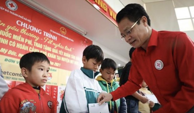 Chủ tịch Hội Chữ Thập đỏ thành phố Hà Nội Đào Ngọc Triệu trao quà tới các em nhỏ