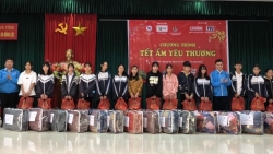 Mang Tết ấm yêu thương đến "rốn lũ" miền Trung