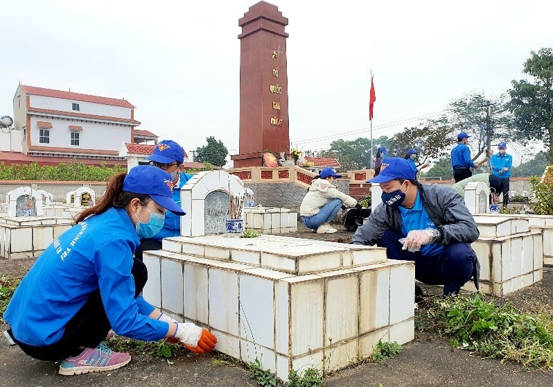 Đòan viên, thanh niên dọn vệ sinh môi trường