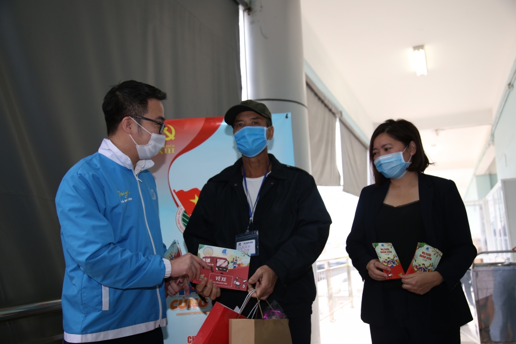 Ban tổ chức trao quà tới người dân tại Hà Nội