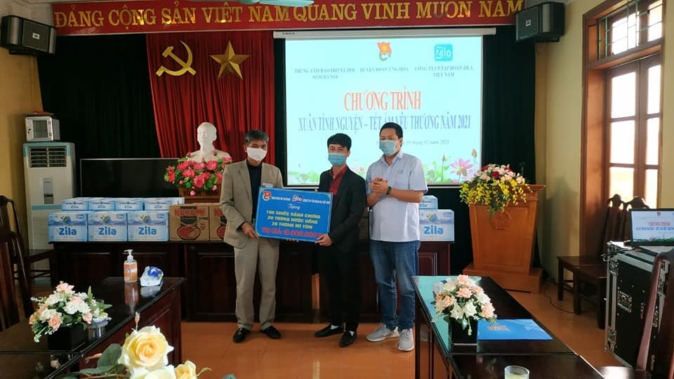 Anh Phạm Quốc Khánh – Huyện uỷ viên, Bí thư Huyện đoàn Ứng Hoà trao quà tới Trung tâm bảo trợ xã hội II