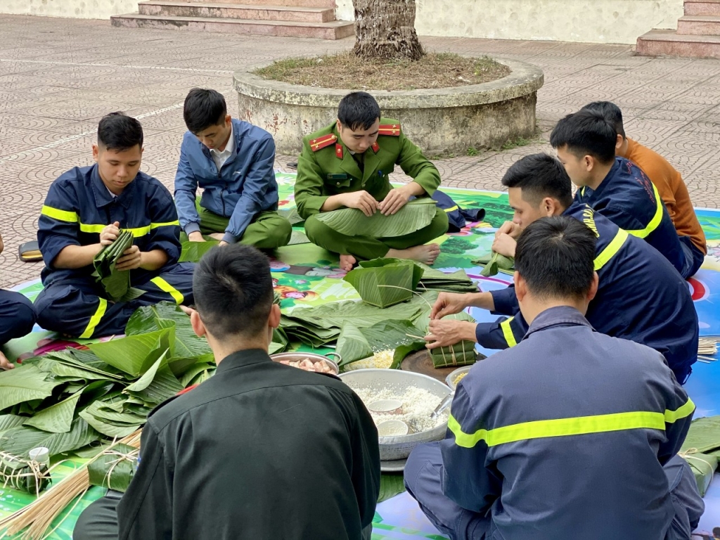 Các chiến sĩ gói bánh chưng đón Tết