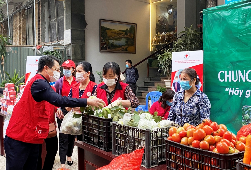 Chủ tịch Hội Chữ thập đỏ thành phố Hà Nội Đào Ngọc Triệu cùng các hội viên tại chương trình