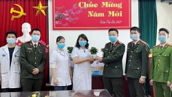 Đoàn Thanh niên Công an thành phố tặng quà chiến sĩ đang cách ly phòng, chống dịch Covid-19