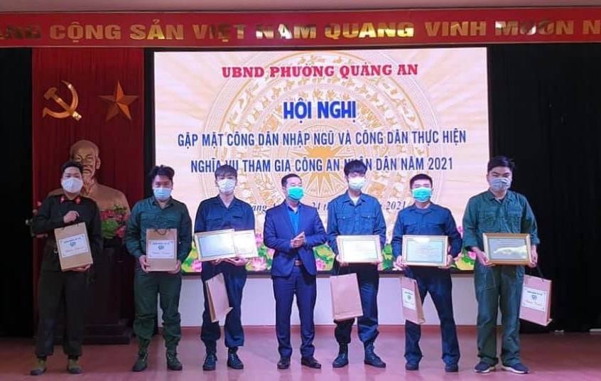 Đại diện Quận đoàn Tây Hồ trao giấy chứng nhận và quà tới thanh niên tiêu biểu phường Quảng An