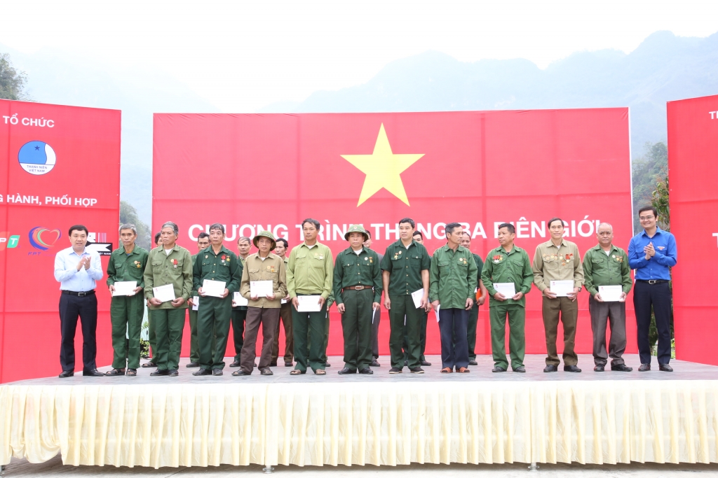 Lãnh đạo Trung ương Đoàn trao quà cho người dân huyện Vị Xuyên, tỉnh Hà Giang  tại chương trình “Tháng ba biên giới” năm 2019.