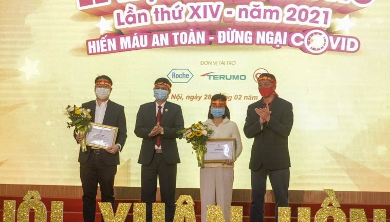 TS Bạch Quốc Khánh trao giấy chứng nhận tới các cá nhân, đơn vj đồng hành