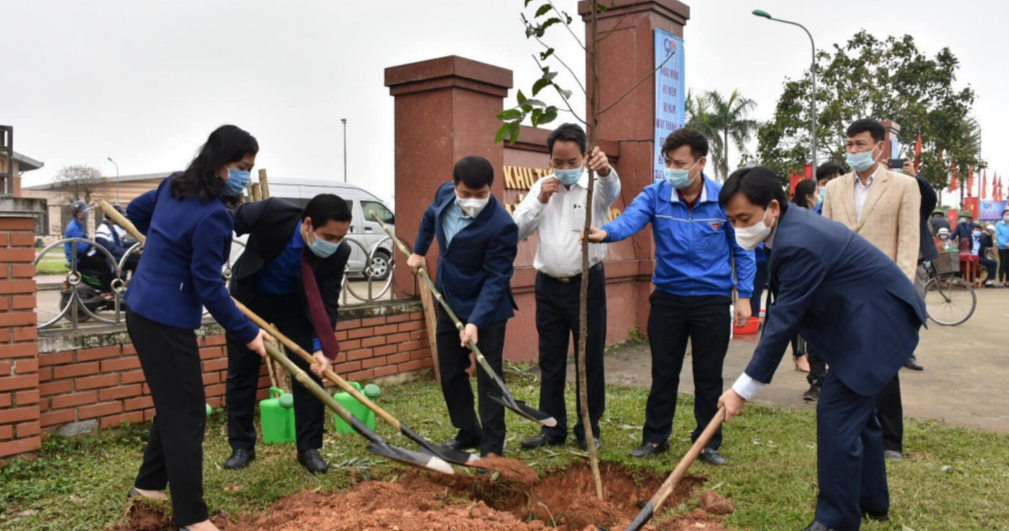 Đại biểu tham gia hoạt động trồng cây 