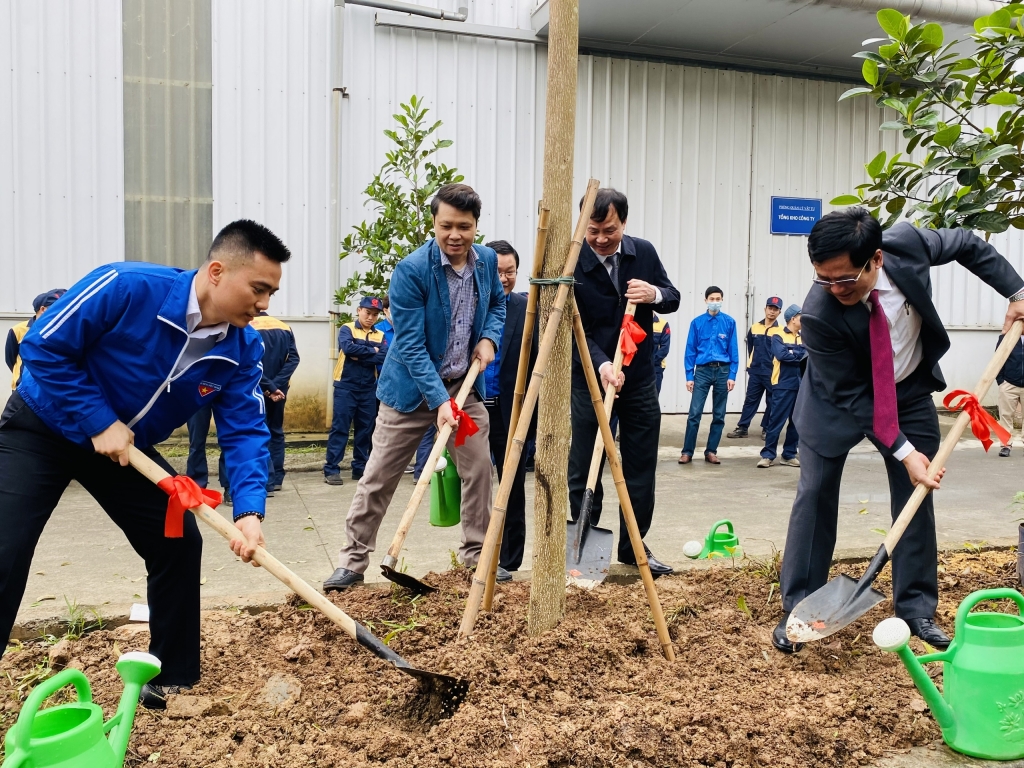 Đồng chí Lý Duy Xuân cùng các đồng chí đại diện lãnh đạo Đảng uỷ Khối Daonh nghiệp trồng cây tại buổi lễ